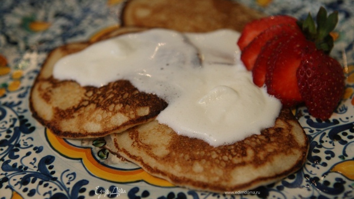 Сладкие гречневые оладьи с клубникой и взбитыми сливками