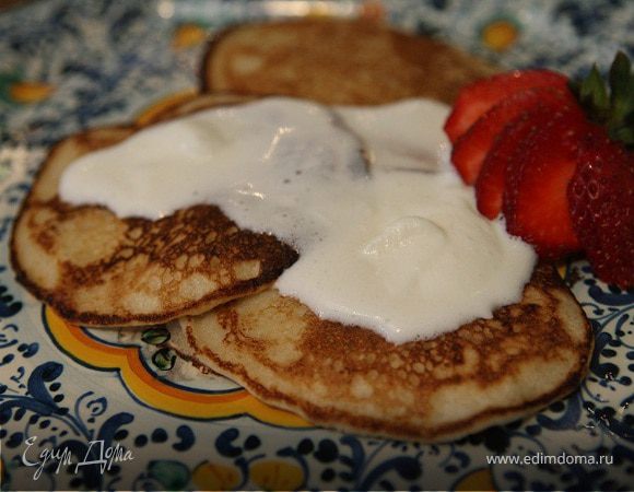 Сладкие гречневые оладьи с клубникой и взбитыми сливками 