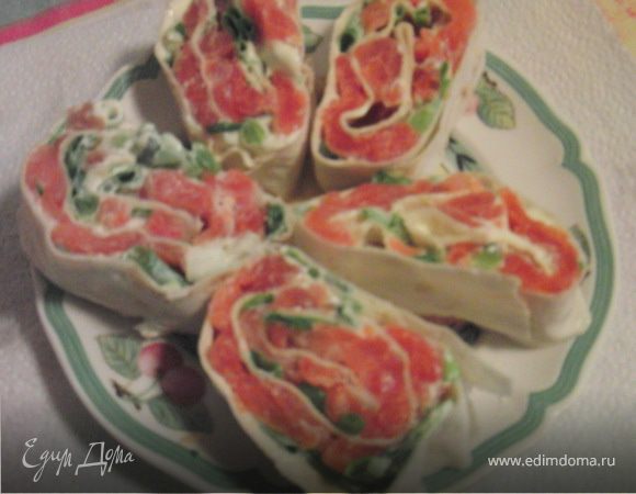 Рулетик с красной рыбкой.