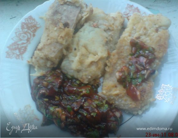 Сомик под красным соусом с кинзой и базиликом.