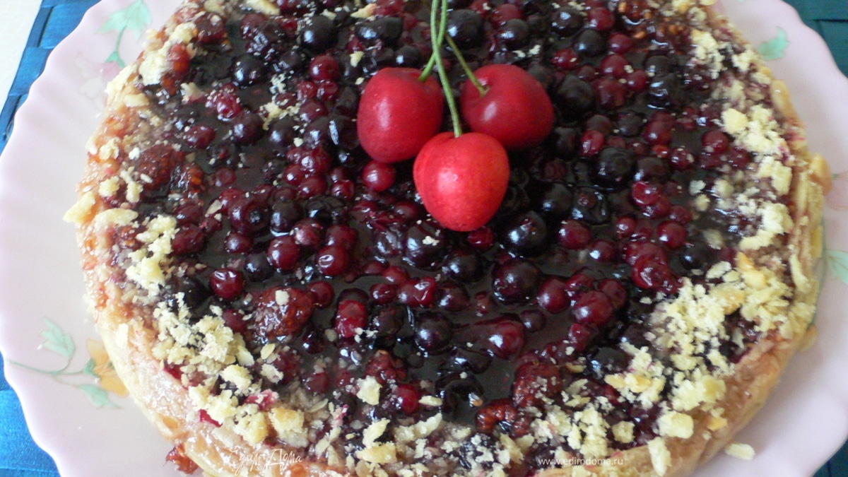Крамбл с черной смородиной и брусникой