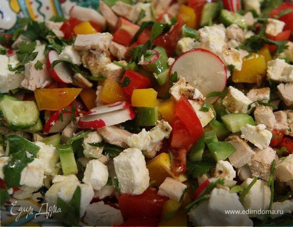 Восточный салат с фетой, курицей и помидорами 