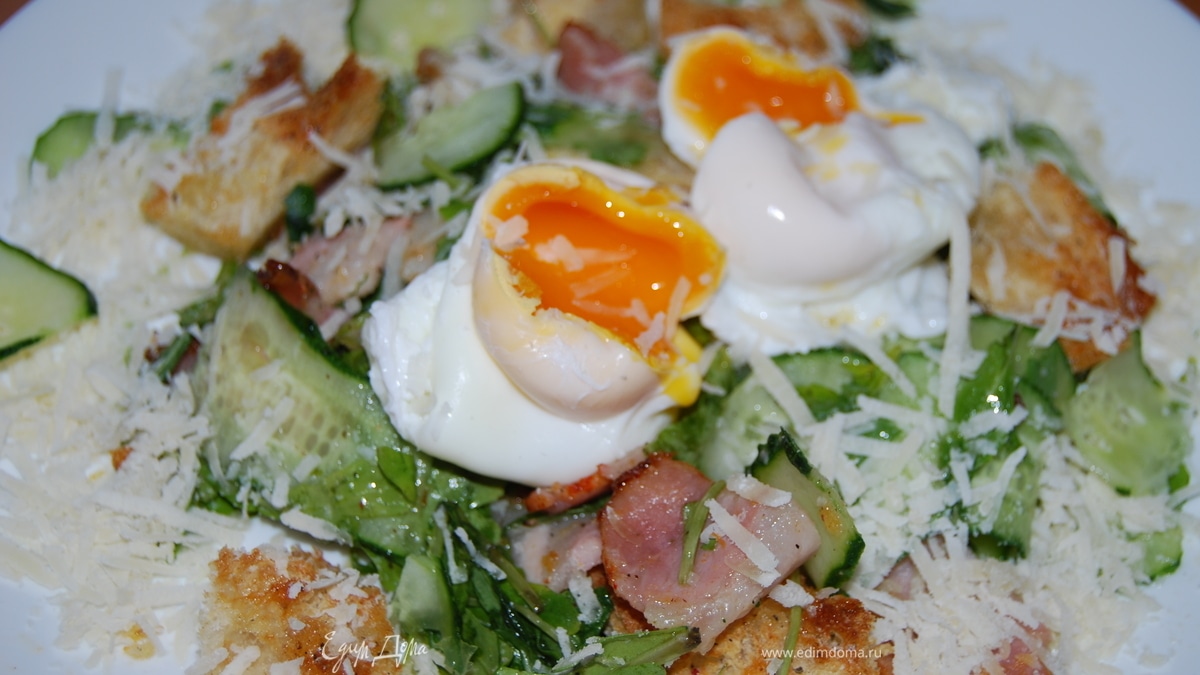 Теплый салат из хлеба, хрустящей копченой грудинки и яйца-пашот по рецепту Джейми Оливера