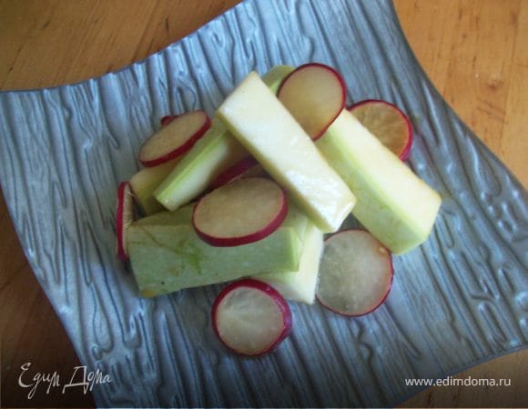 Легкий кабачково - редисочный салат