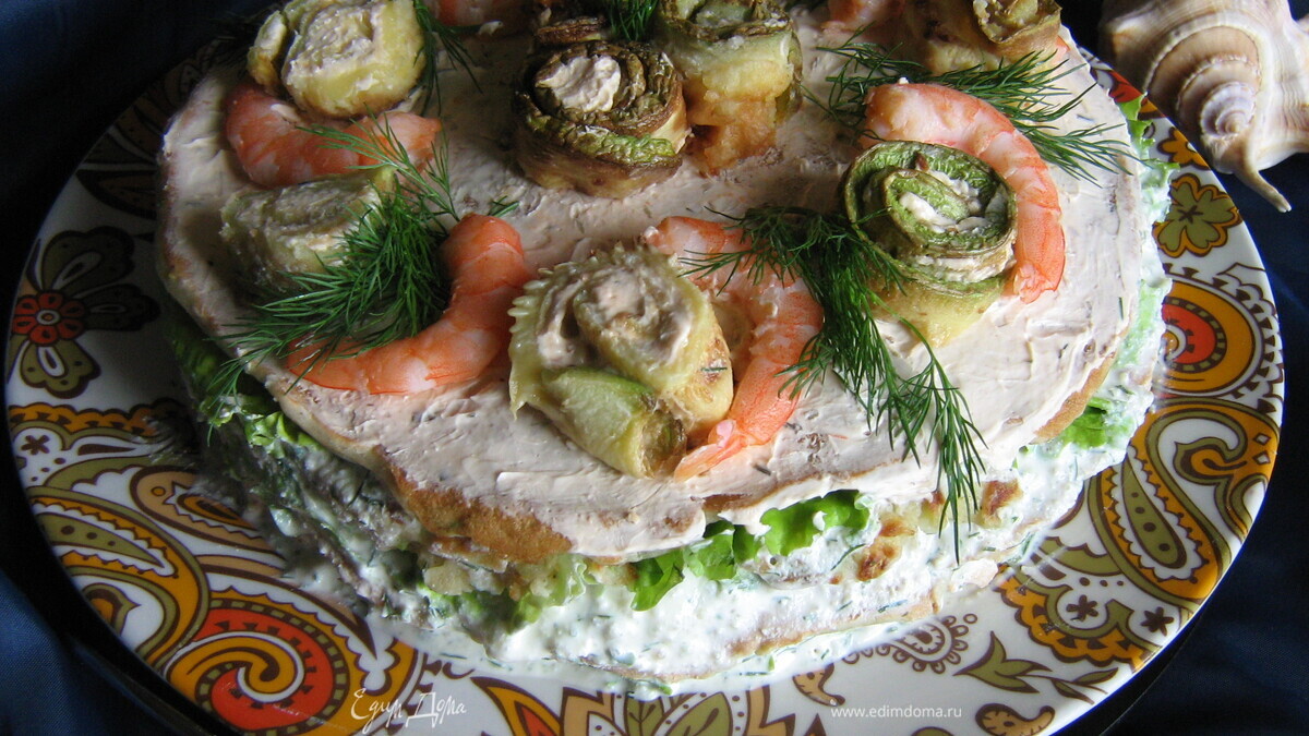 Закусочный торт из кабачков с креветками