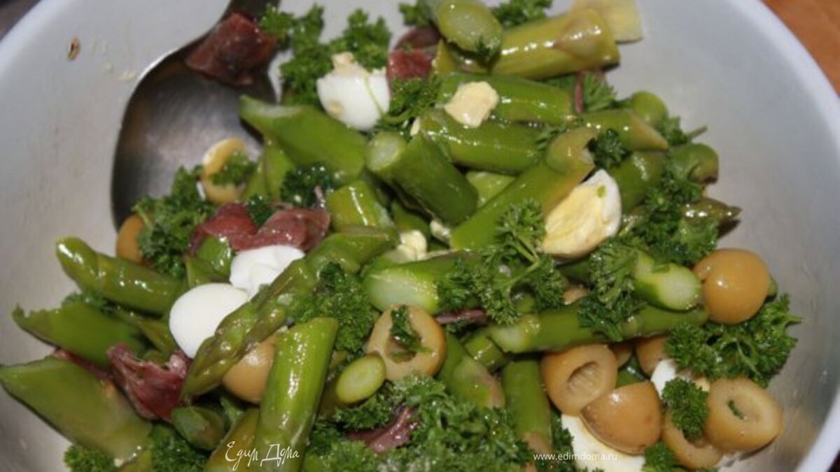 Салат из спаржи и анчоусов