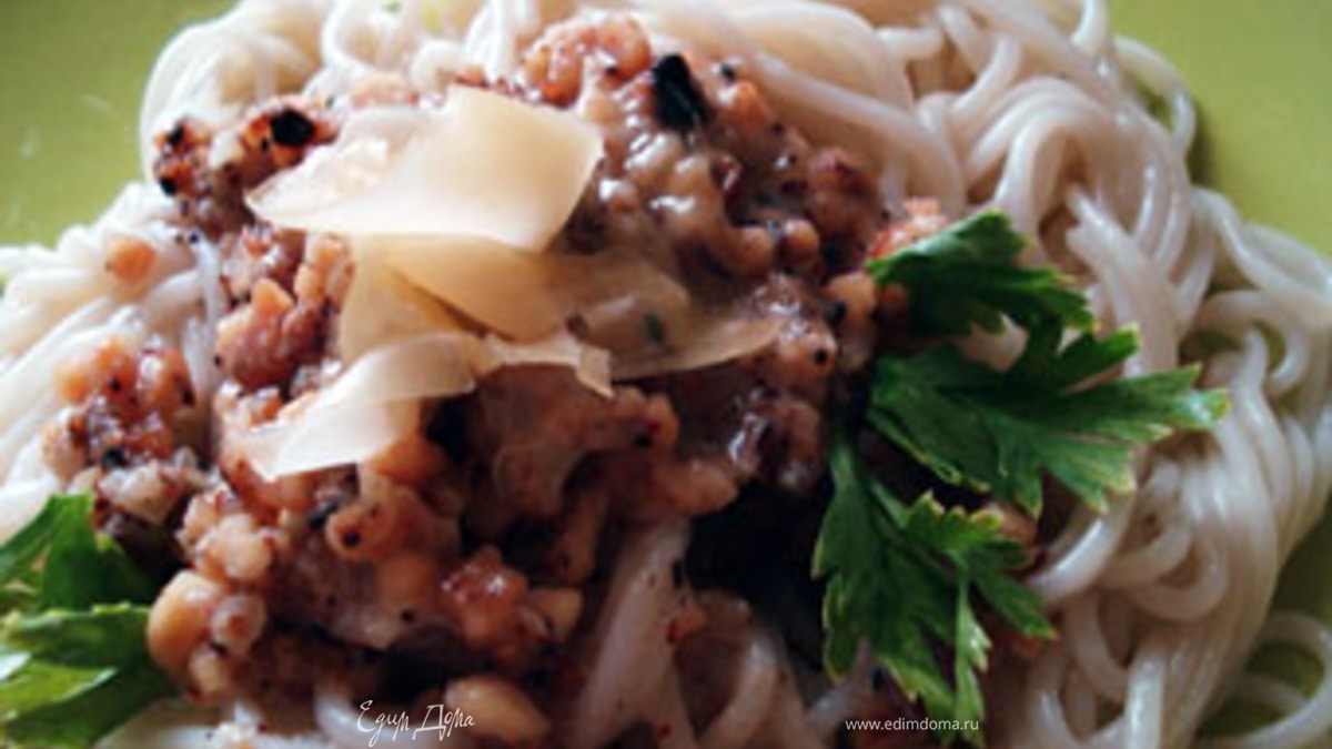 Спагетти с карамелизованными орехами и сливочным соусом