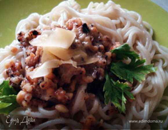 Спагетти с карамелизованными орехами и сливочным соусом