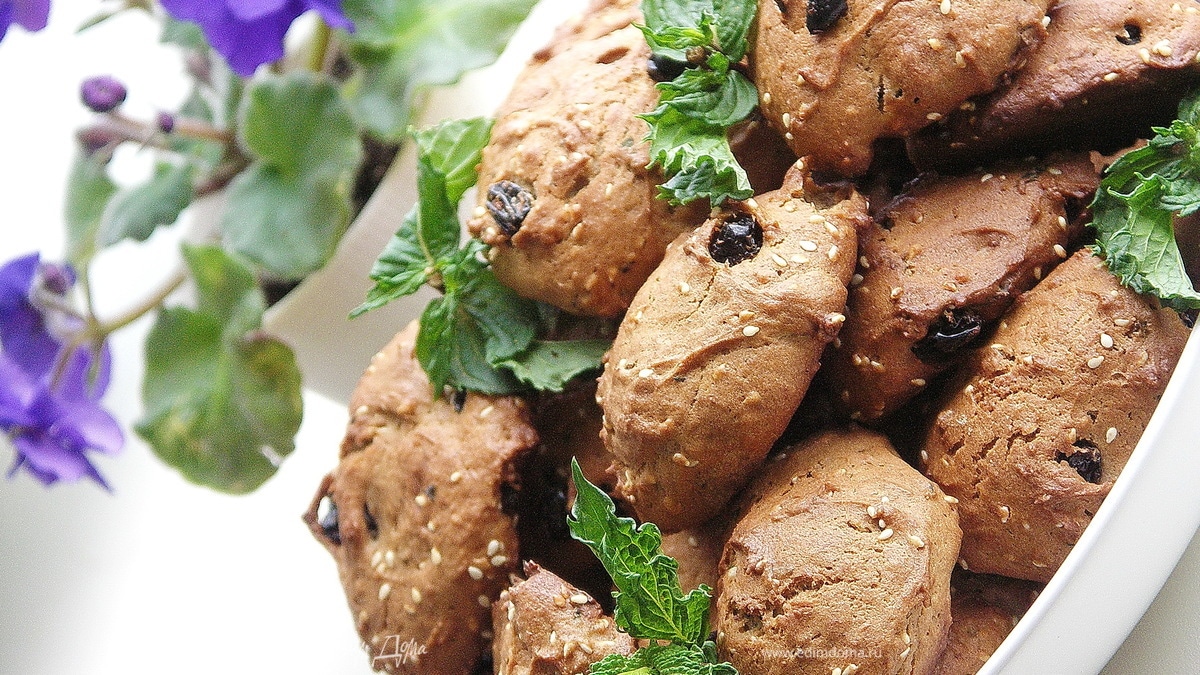 Пряники с кунжутом,изюмом и мятой.