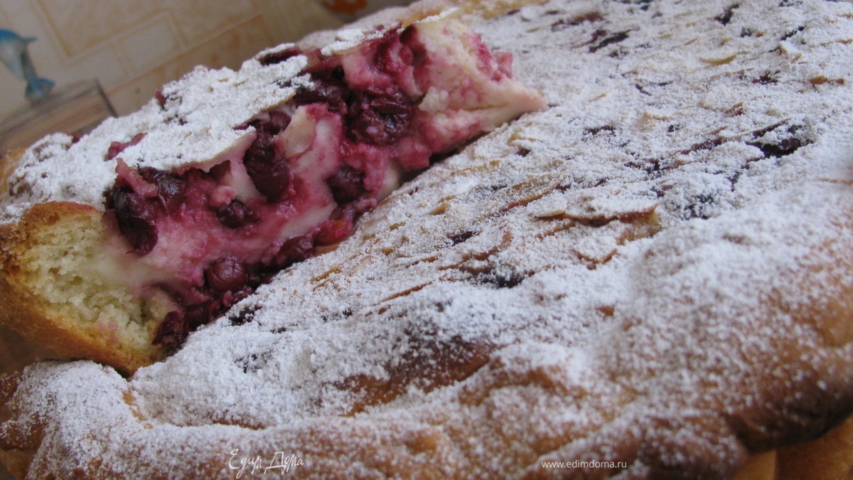 Легкий открытый пирог с вишней