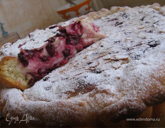 Легкий открытый пирог с вишней Легкий открытый пирог с вишней