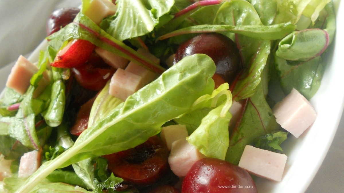 Летний салат с черешней