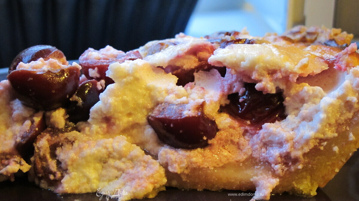 Творожный пирог с вишней и легким песочным тестом