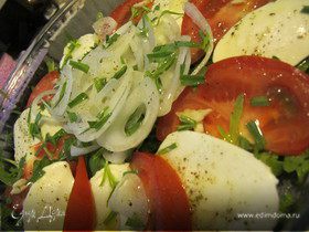 Салат из руколы, моцареллы, помидоров с маринованным луком