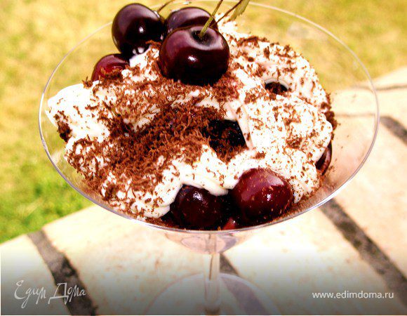 Вишня с шоколадом и миндальным кремом