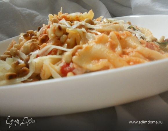 Паста с семгой, томатами и кедровыми орешками