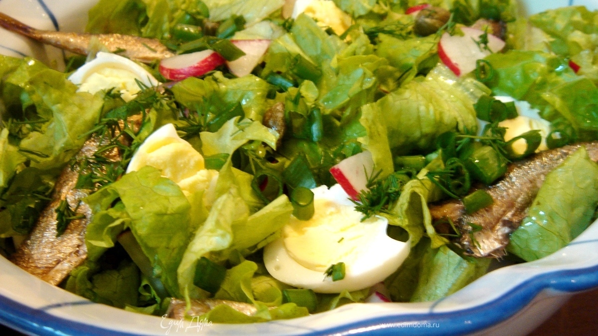 Салат с редисом и шпротами