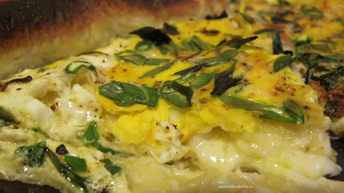 Пирог из лаваша с моцареллой, сливочным маслом и яйцом