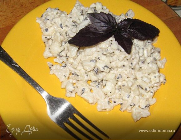 Салат из цветной капусты с базиликом