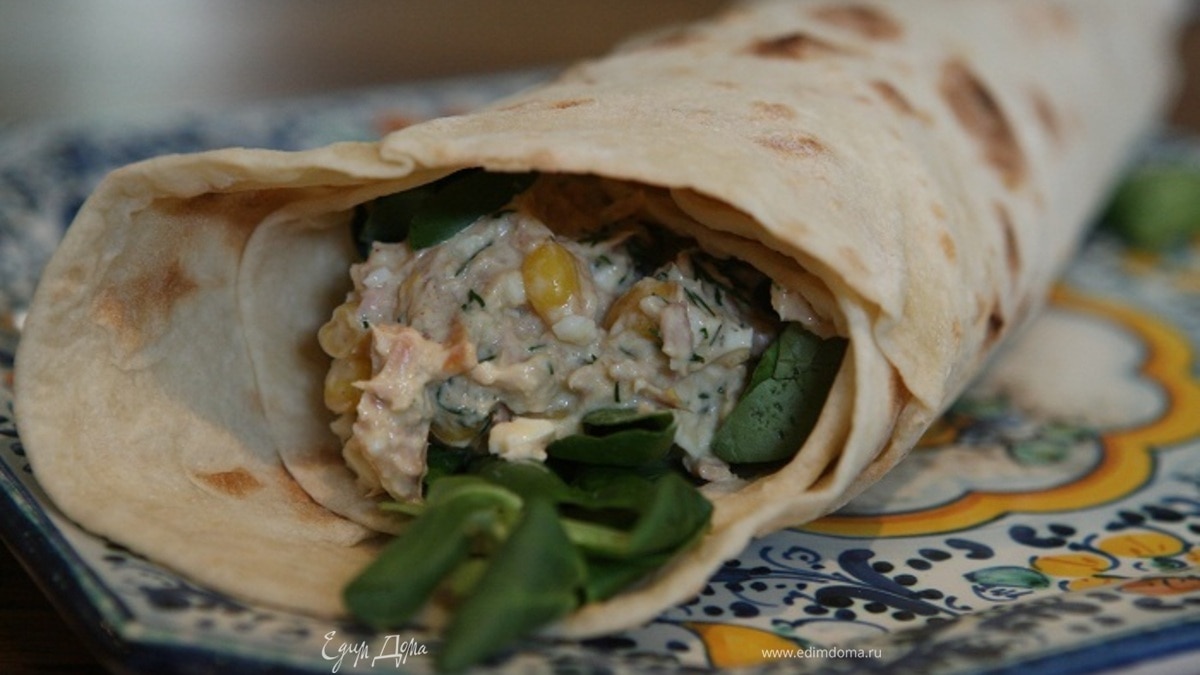 Лаваш с тунцом, яйцом и сладкой кукурузой