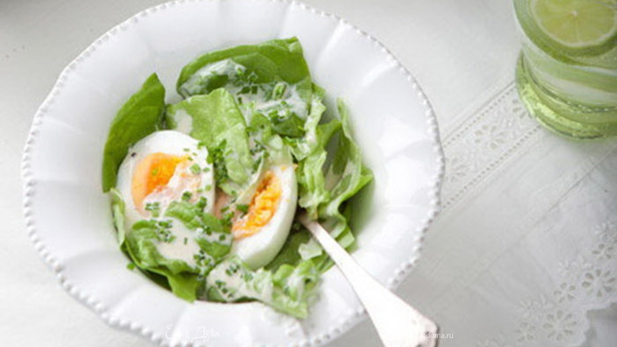 Утренний салат с отварным яйцом и теплым соусом