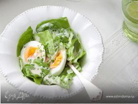 Утренний салат с отварным яйцом и теплым соусом