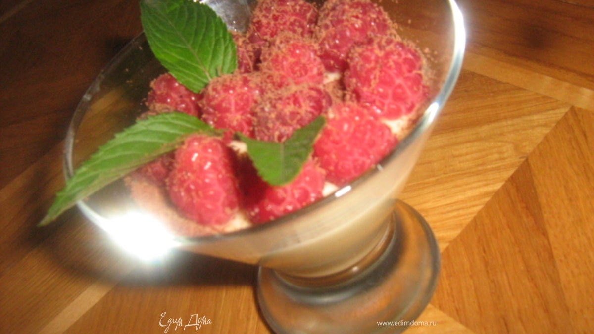 Йогуртово-медовая панна котта с малиной