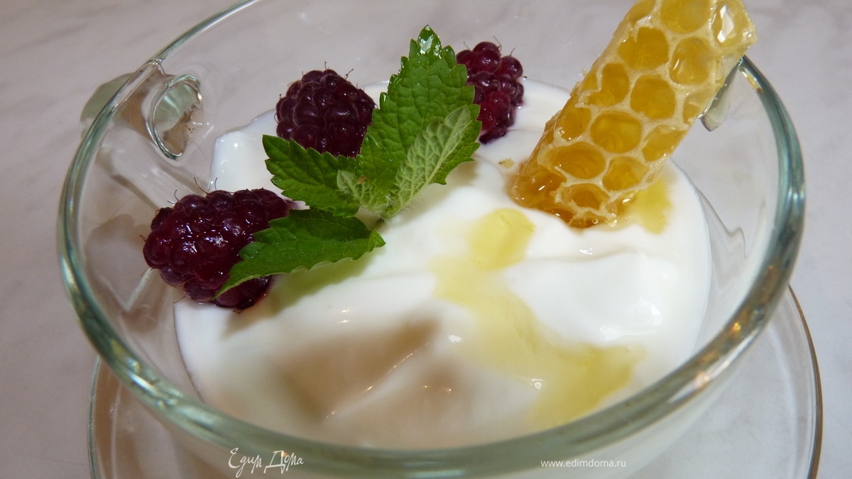 Йогурт с медовыми сотами