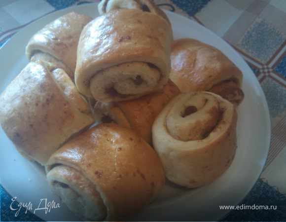 Булочки с корицей и изюмом.