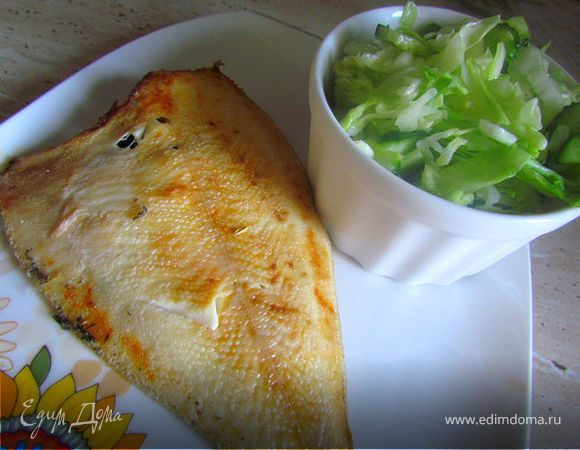 Камбала запеченная в рукаве с зеленым салатом (диетическое меню) Камбала запеченная в рукаве с зеленым салатом (диетическое меню)