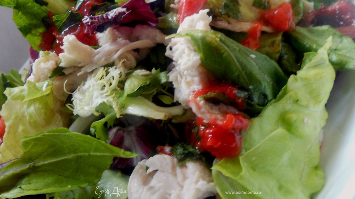 Салат с куриным филе и черешней с клубнично-мятной заправкой