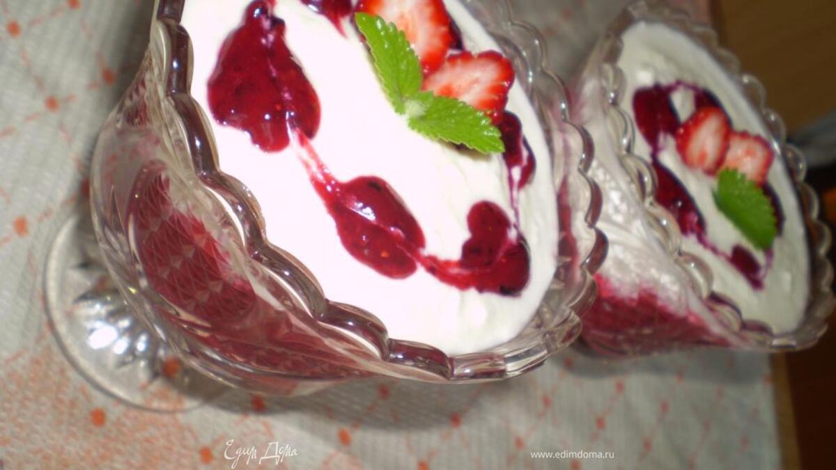 Творожный десерт с ягодным пюре