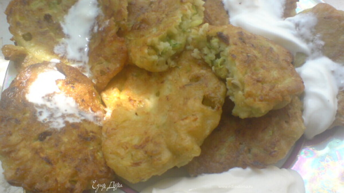 "пятнашки" из кабачков,зелёного лука и горошка