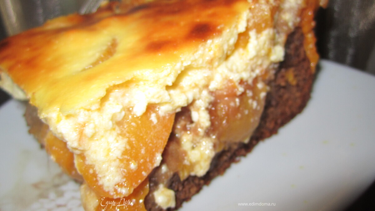 Брауни с абрикосами и творожным кремом.