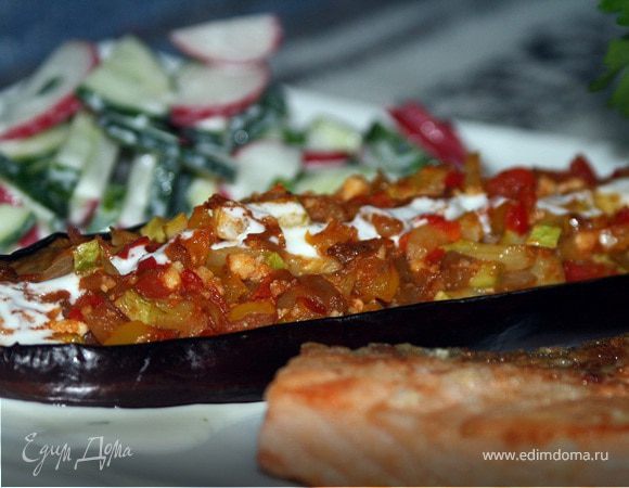 Лодочки баклажанные с овощной начинкой.