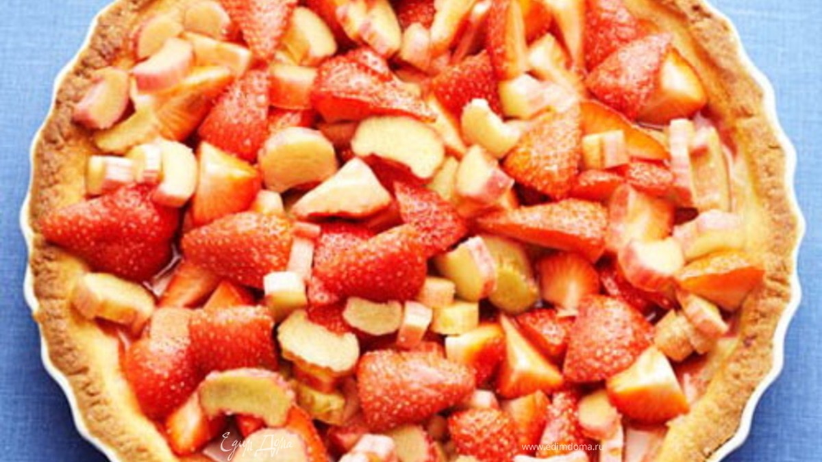 Тарт с клубникой и ревенем