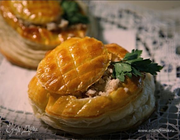 Слоёные тарталетки с курицей Слоёные тарталетки с курицей