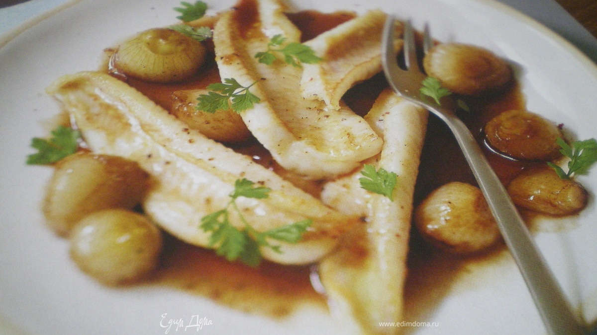 Филе морского языка с луком в уксусной карамели