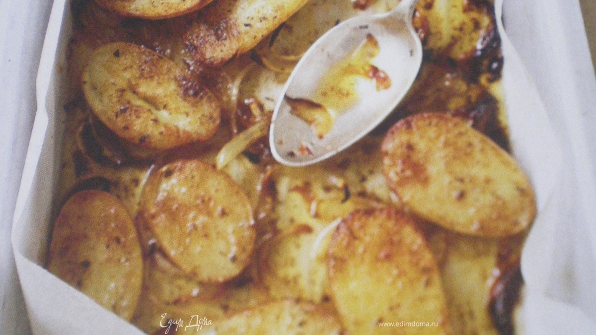 Запечёный молодой картофель со специями.