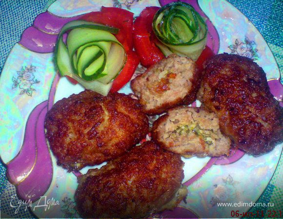 Мясные зразы с зеленью, чесноком и сыром