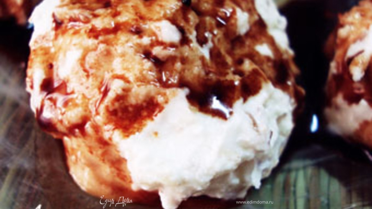 Орехово-творожные шарики с шоколадным соусом