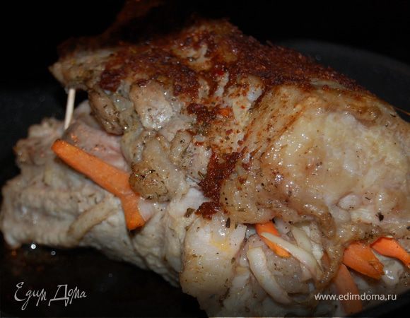 Рулет из свиной грудинки, запеченный с овощами.
