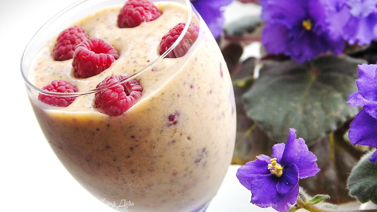 Персиковый десерт с мятой и малиной.