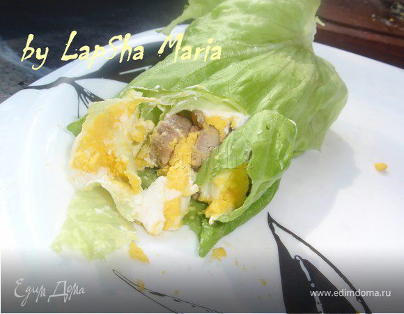 Рулетик с мясом и яйцом в листовом салате на ланч Рулетик с мясом и яйцом в листовом салате на ланч