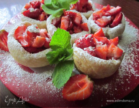 Пирожное "Клубника в корзиночке из слоеного теста" Пирожное "Клубника в корзиночке из слоеного теста"