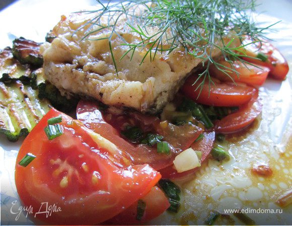 Треска с салатом из томатов в итальянском стиле.