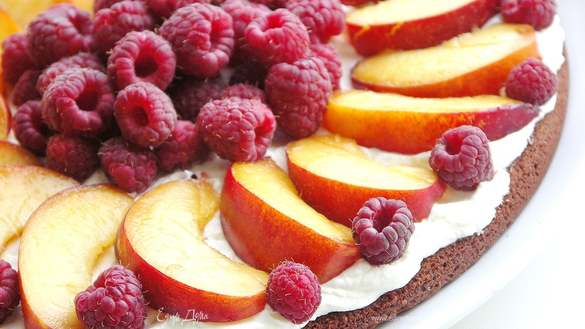 Шоколадный лёгкий торт с малиной и нектаринами.