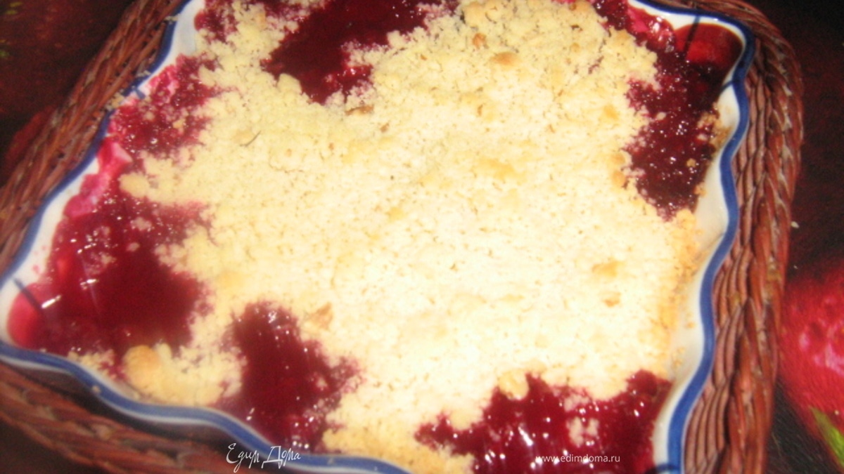 Сливовый крамбл с орехами