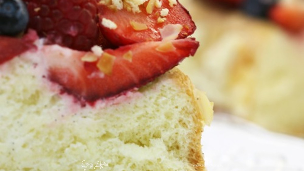 Бисквитный пирог с ягодами