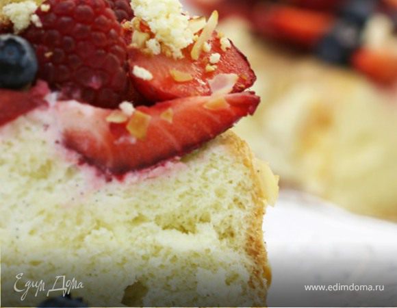 Бисквитный пирог с ягодами